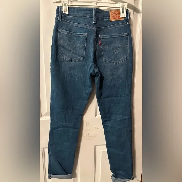 SOLD - Mid Rise Skinny Floral Embroidered Levi’s Jeans - Picture 7 of 8